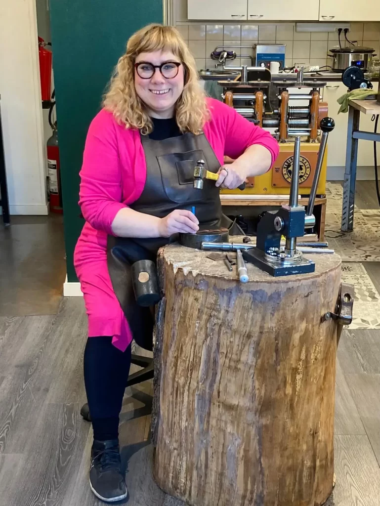 Kultaseppä Tiina Leppänen työn touhussa kultasepänverstaalla.